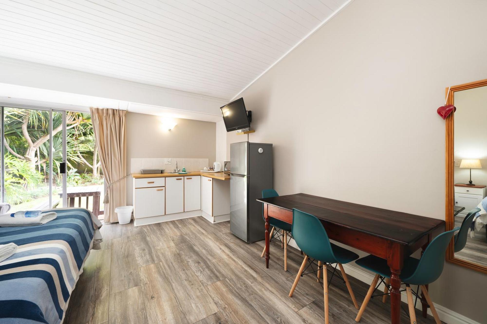 Admirals Lodge Guest House And Brightways Self Catering Apartments Port Elizabeth Exterior photo