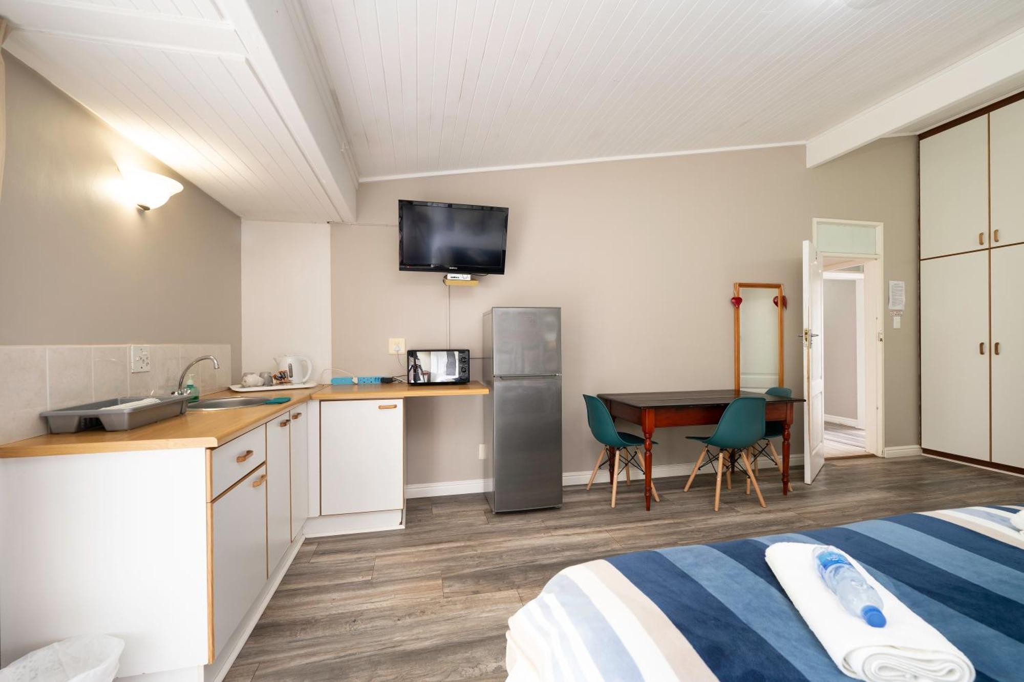 Admirals Lodge Guest House And Brightways Self Catering Apartments Port Elizabeth Exterior photo