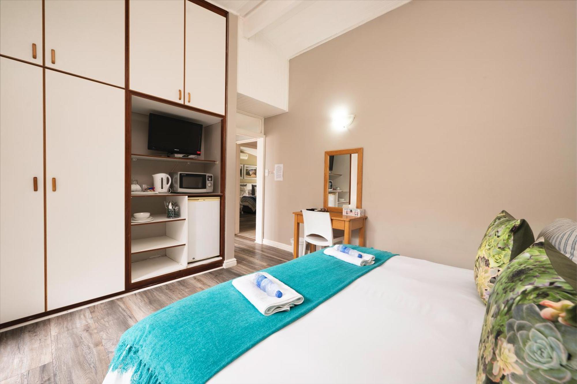 Admirals Lodge Guest House And Brightways Self Catering Apartments Port Elizabeth Exterior photo