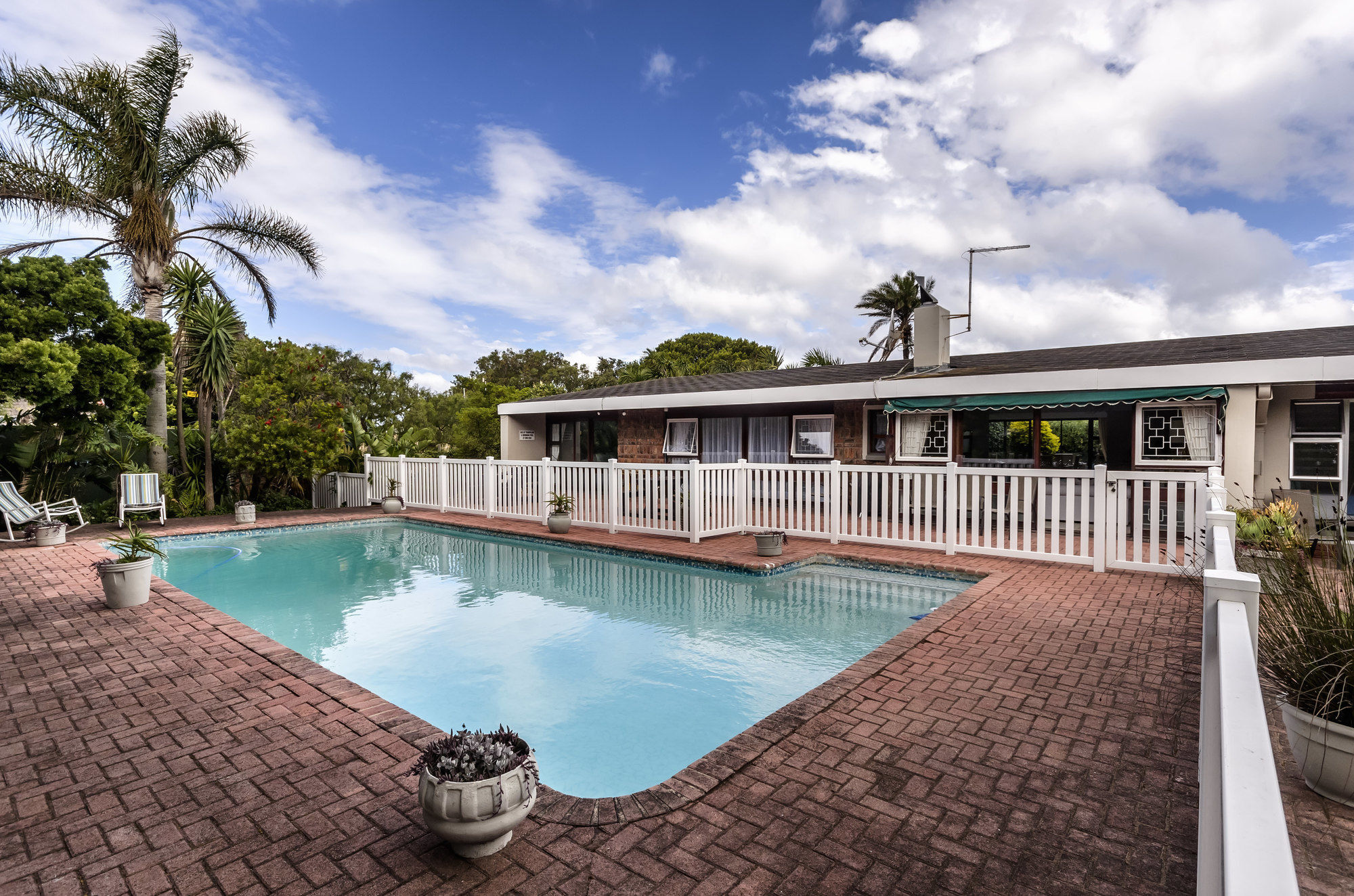 Admirals Lodge Guest House And Brightways Self Catering Apartments Port Elizabeth Exterior photo