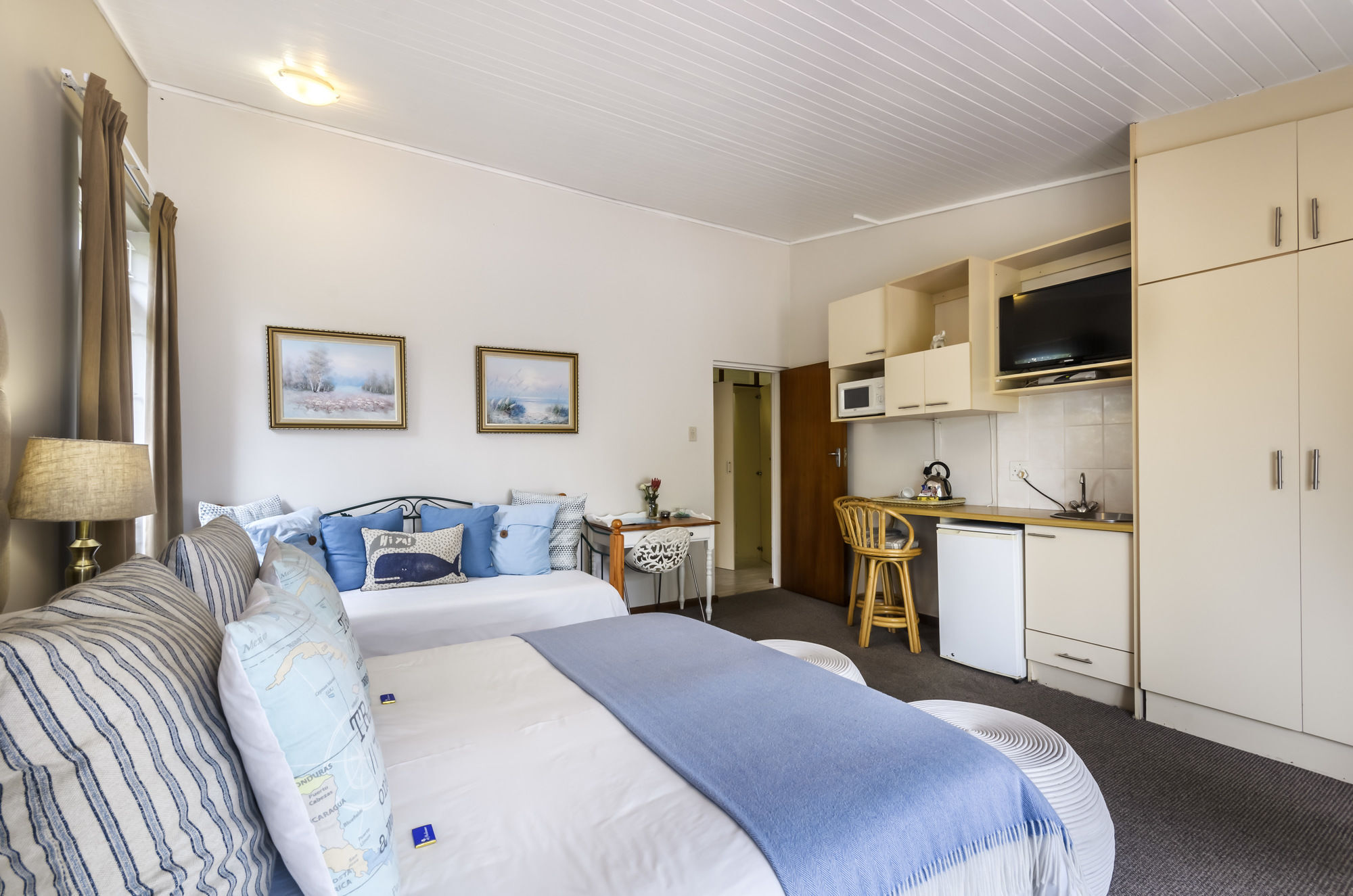 Admirals Lodge Guest House And Brightways Self Catering Apartments Port Elizabeth Exterior photo
